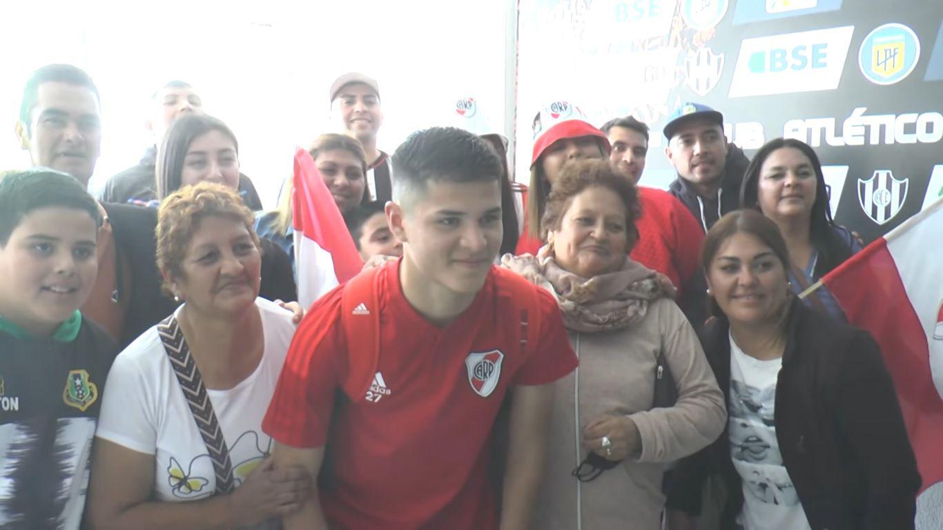 Un juvenil de Santiago seraacute jugador profesional en River Plate