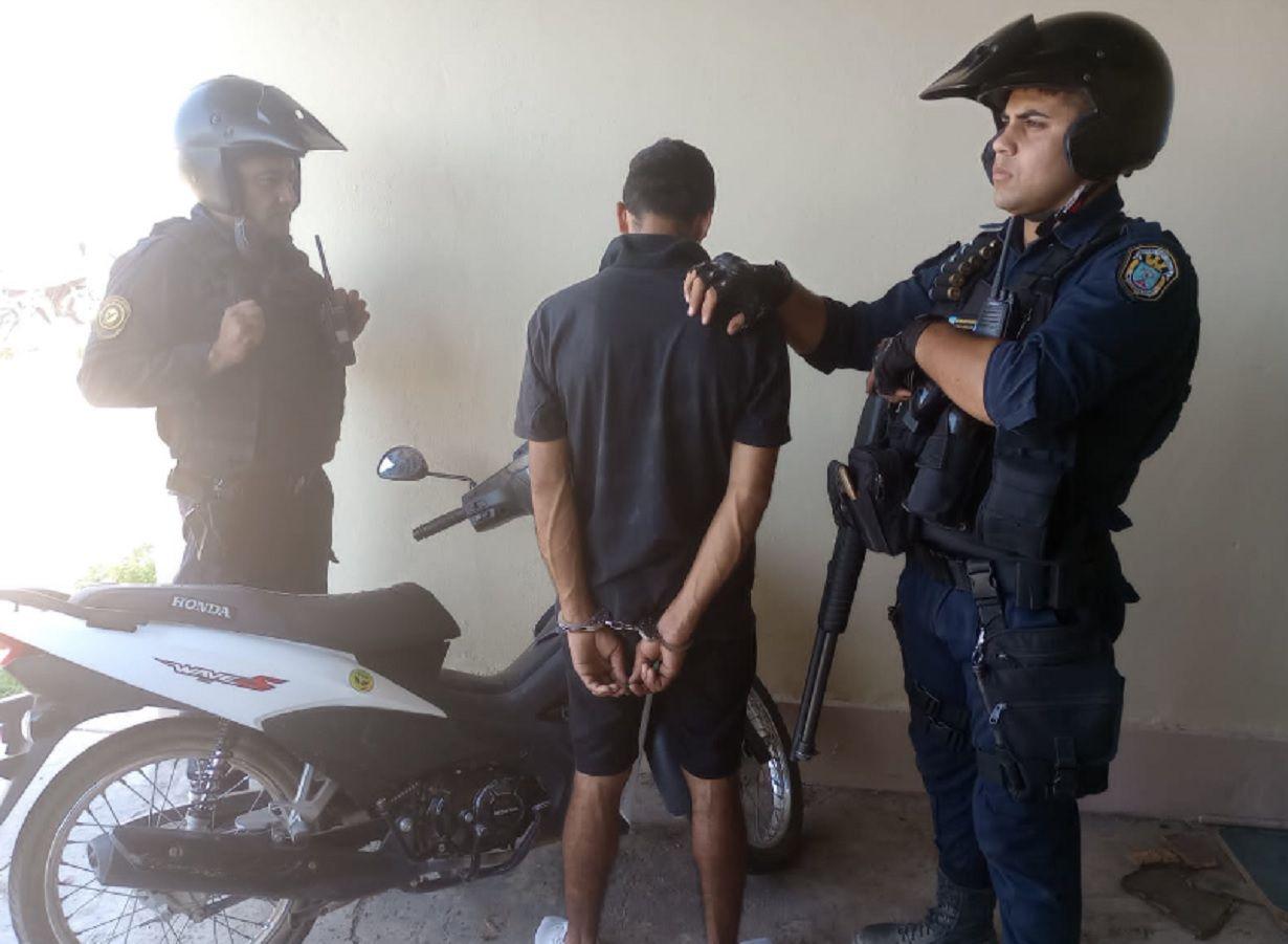 La Banda- atrapan a un motochorro cuando escapaba con un teleacutefono que acababa de robar