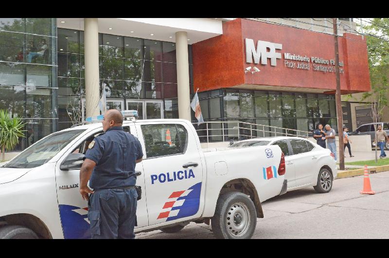 Hallan a 5 hermanitos llorando porque su madre queriacutea acuchillar a su padre