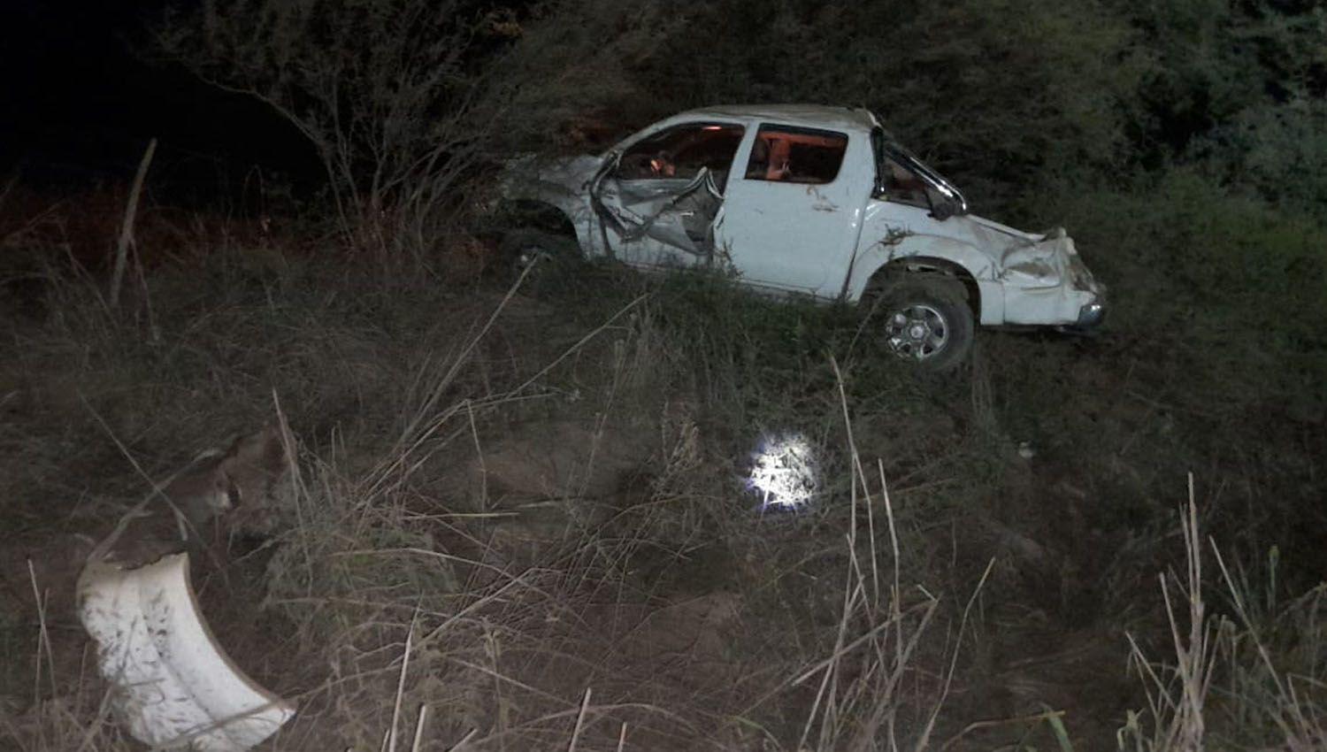 Tragedia vial- una camioneta en la que viajaban tres joacutevenes volcoacute uno de ellos murioacute de inmediato