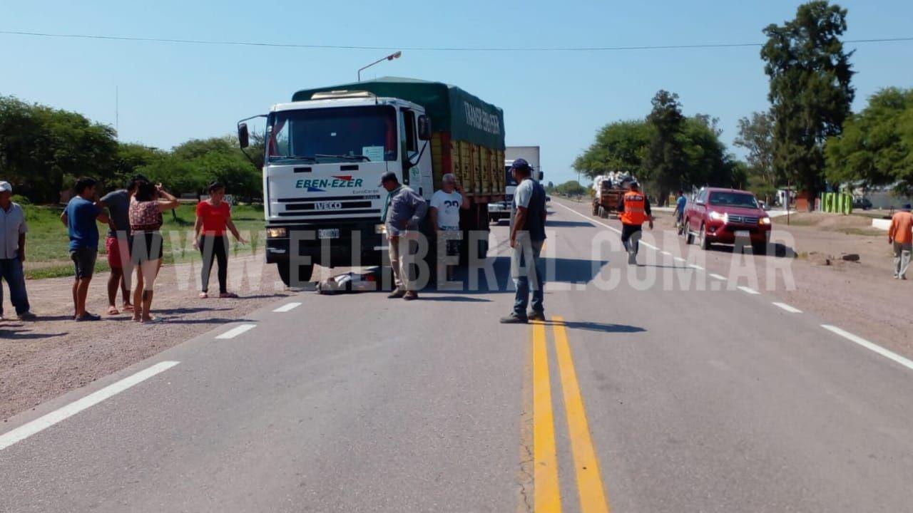 Un hombre quiso cruzar la ruta y fue embestido por un camioacuten- sufrioacute graves heridas