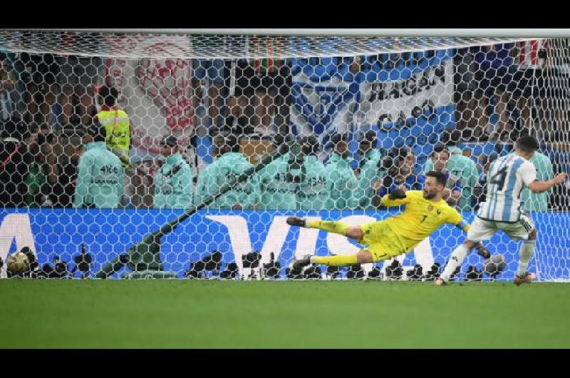 Gonzalo Montiel- ldquoScaloni me vio llorando por la mano que hice y me preguntoacute si queriacutea patear un penalrdquo