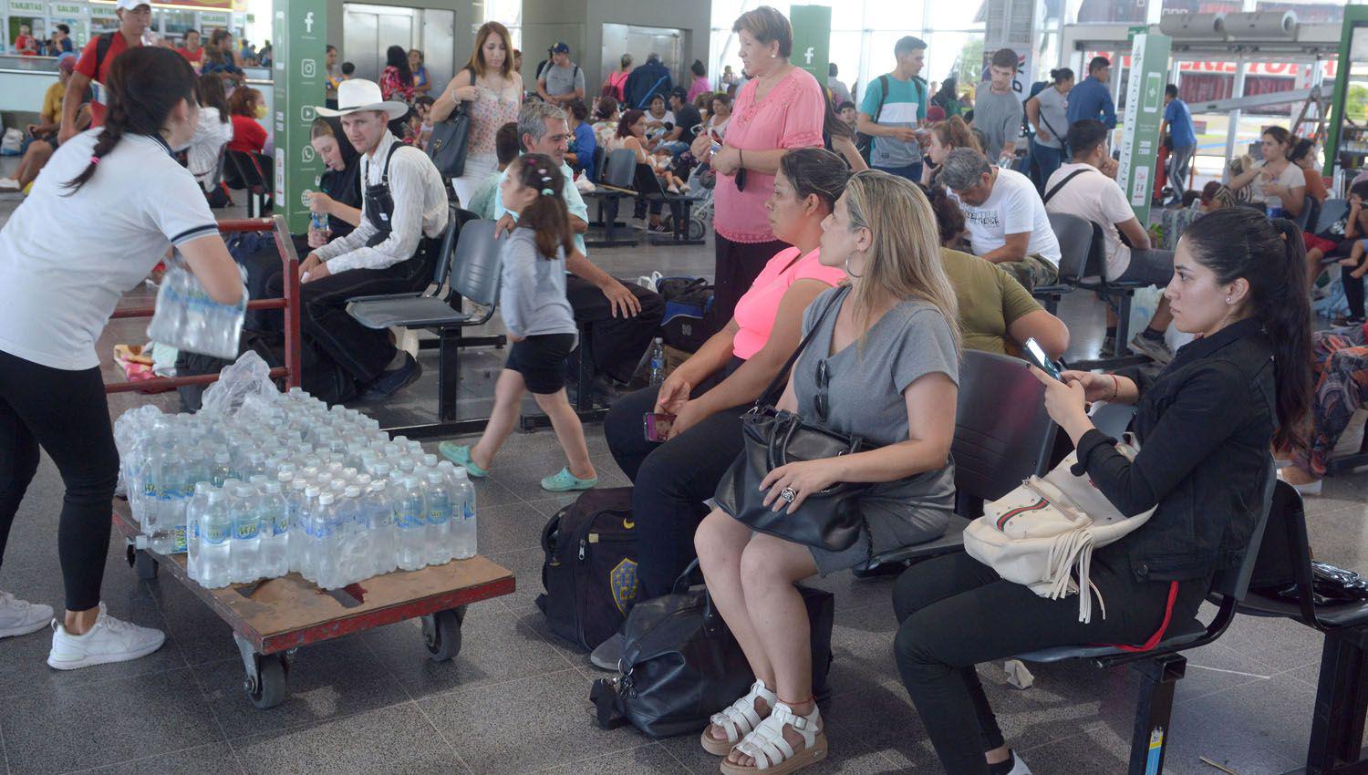 En la terminal de oacutemnibus entregaron agua y helados