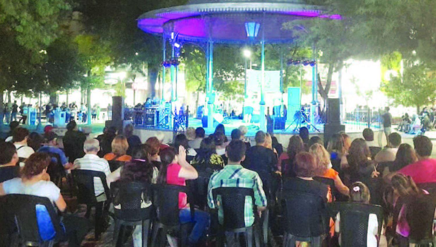 Santiago disfrutoacute de la presentacioacuten de artistas locales en plaza Libertad