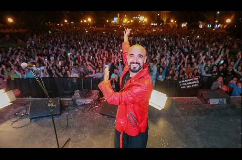 Abel Pintos regaloacute un show a 50 mil almas