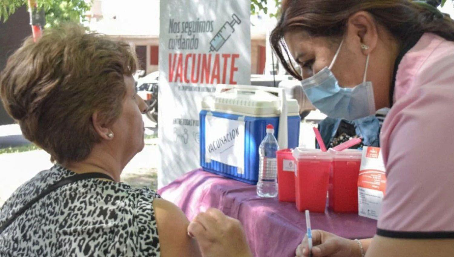 Llegan a Argentina maacutes vacunas bivalentes contra el coronavirus