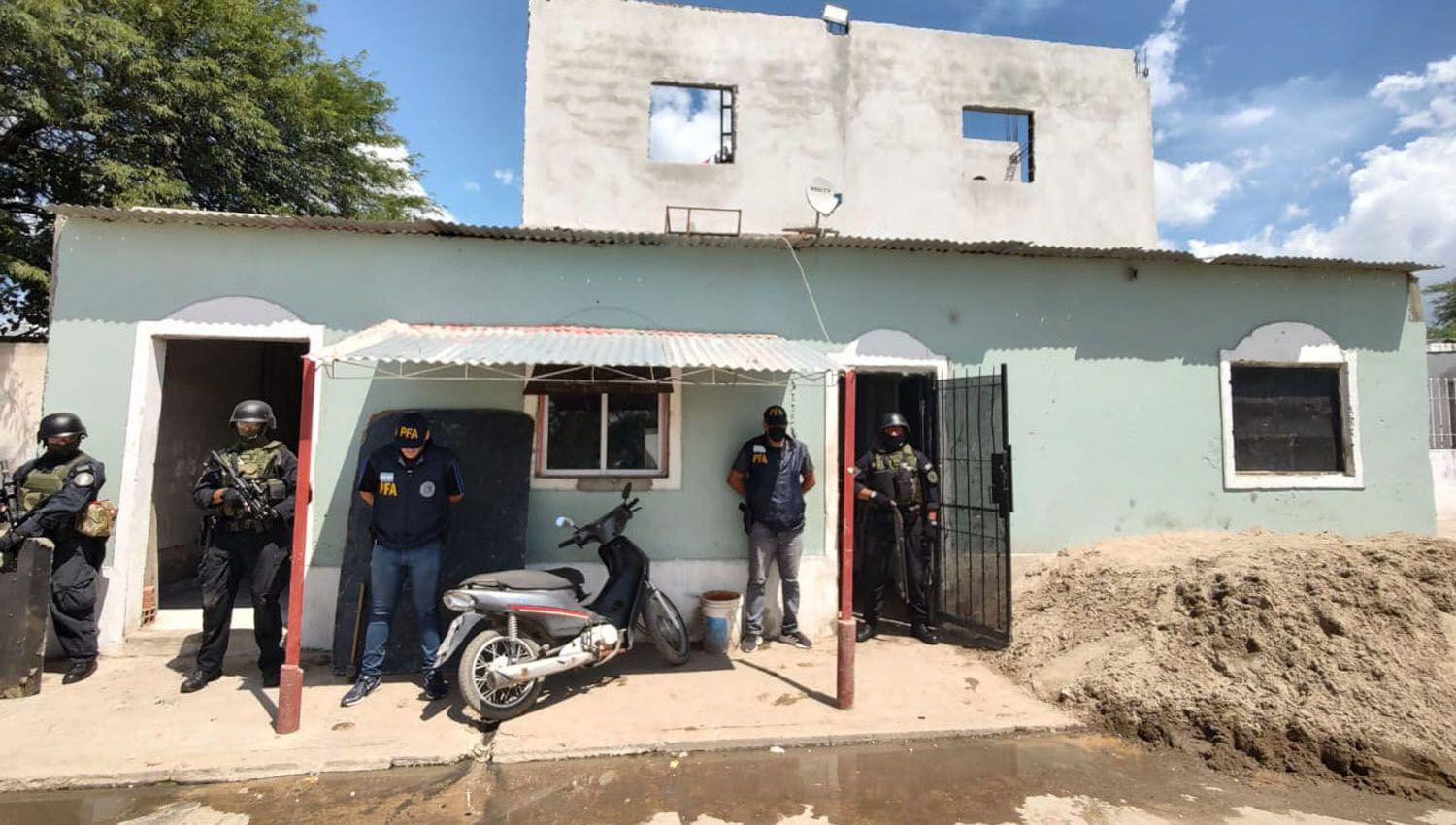 Madre e hija acusadas de vender marihuana y cocaiacutena a la luz del diacutea