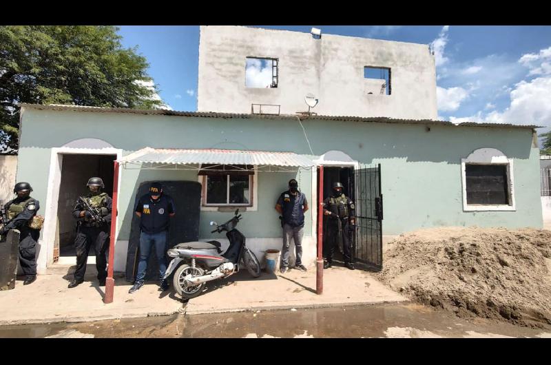 Madre e hija acusadas de vender marihuana y cocaiacutena a la luz del diacutea