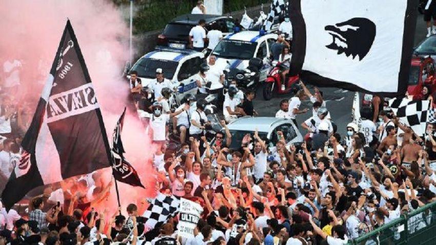 iexclCon el Diego no-  hinchada de Spezia se burloacute de la muerte de Maradona en la derrota ante Napoli