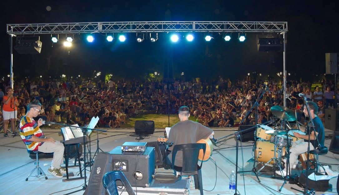 Leo Genovese presentoacute su show en el Parque del Encuentro