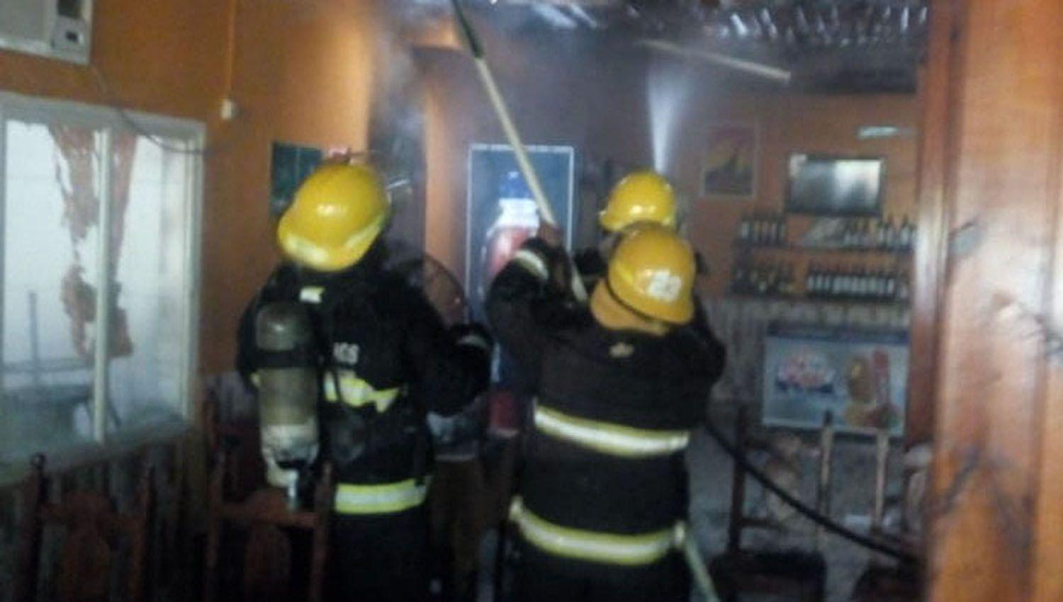 Incendian casa de disentildeadora pierde bienes por 1500000