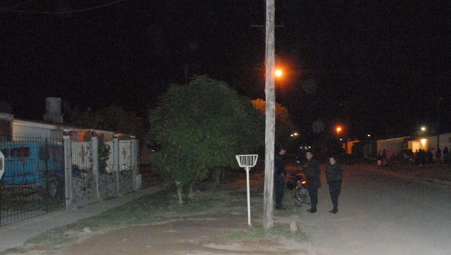 Banda de motoqueros atacaron a tiros a una pareja y una casa- hay dos heridos