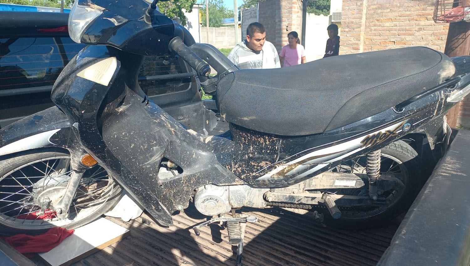 Recuperan una moto a las pocas horas que habiacutea sido robada