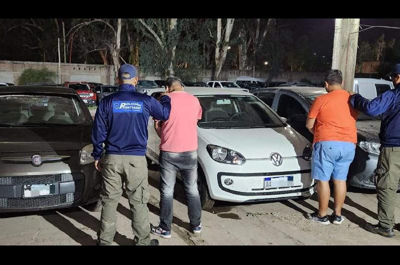 Viajaban al interior y vendiacutean autos robados o adulterados