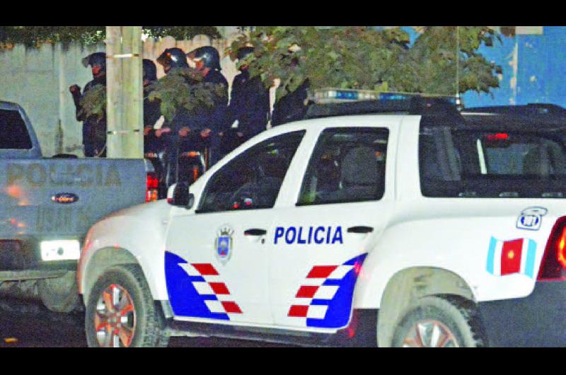 Redujeron a una patota de adolescentes con armas blancas y cascotes en su poder cerca de la autopista dantildeando vehiacuteculos