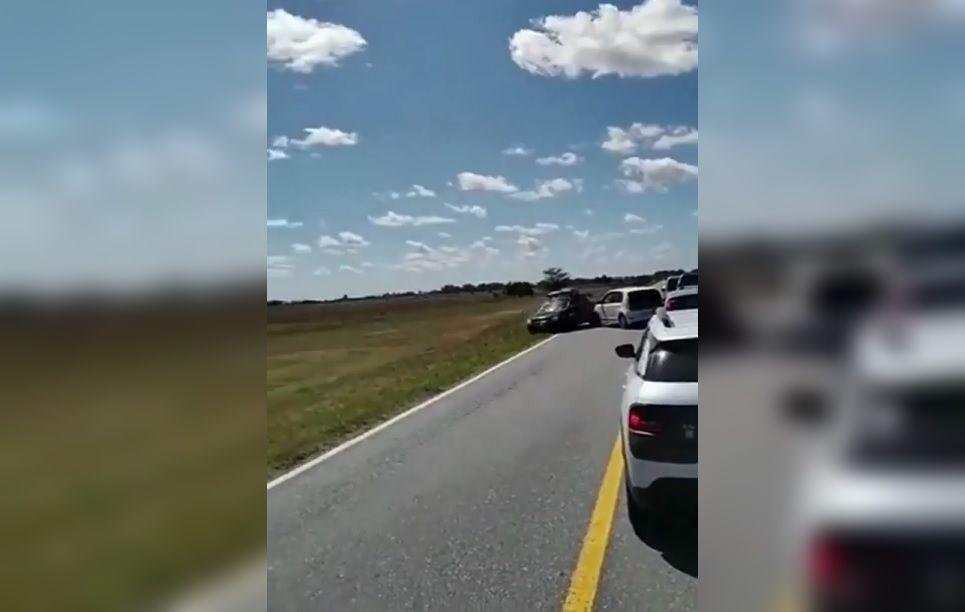 VIDEO  Imprudente se adelantoacute en doble fila y casi no vive para contarla