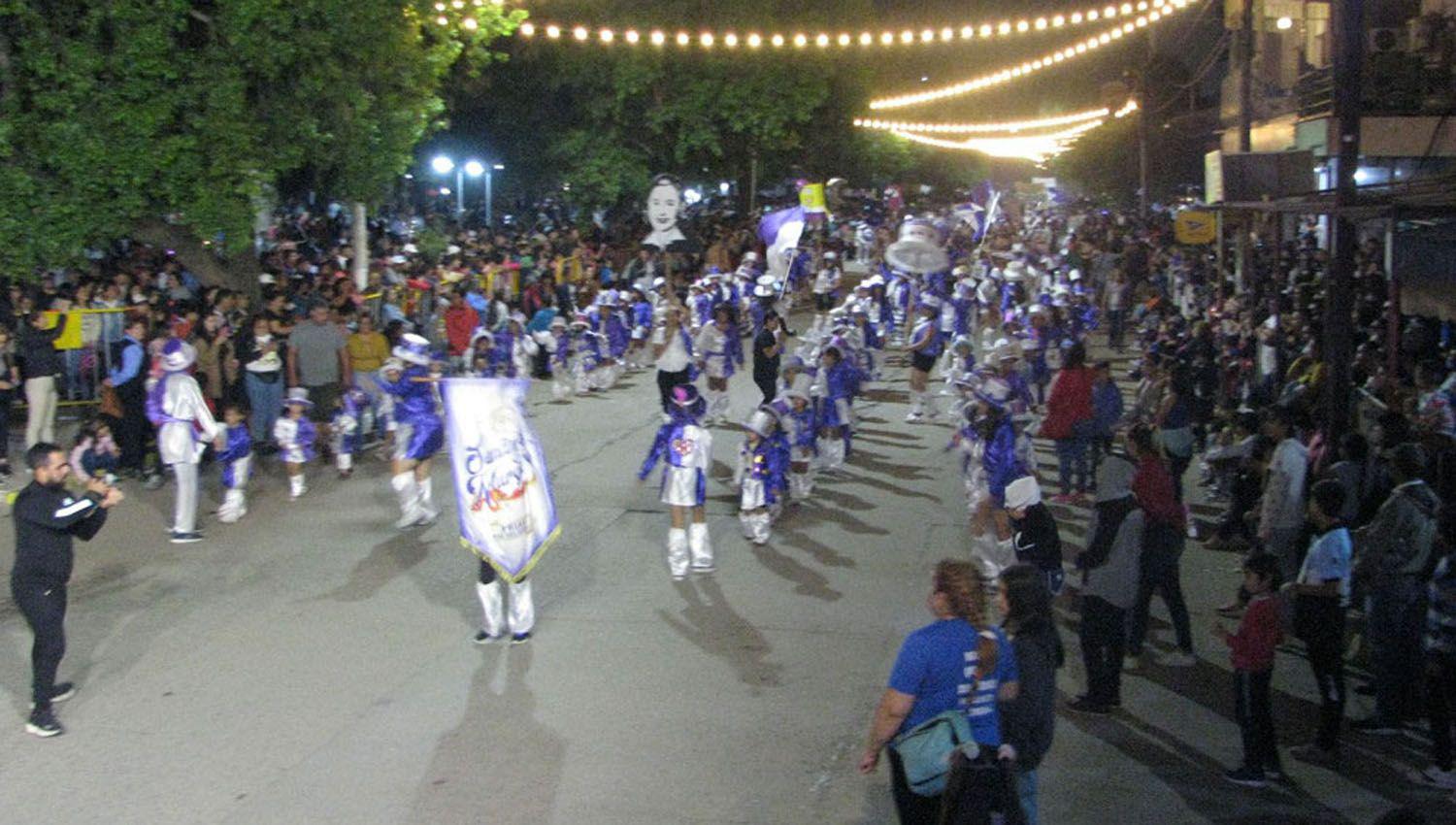 El retorno del Carnaval fue con una colorida y multitudinaria alegriacutea en la ciudad de Friacuteas