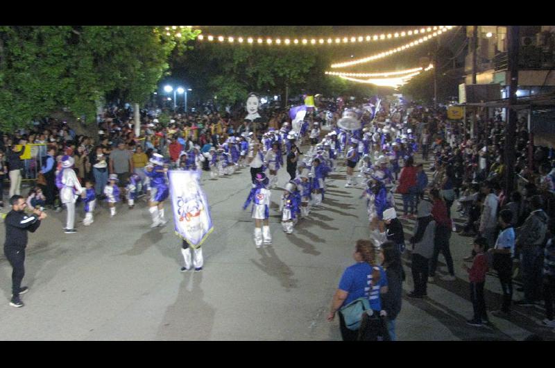 El retorno del Carnaval fue con una colorida y multitudinaria alegriacutea en la ciudad de Friacuteas