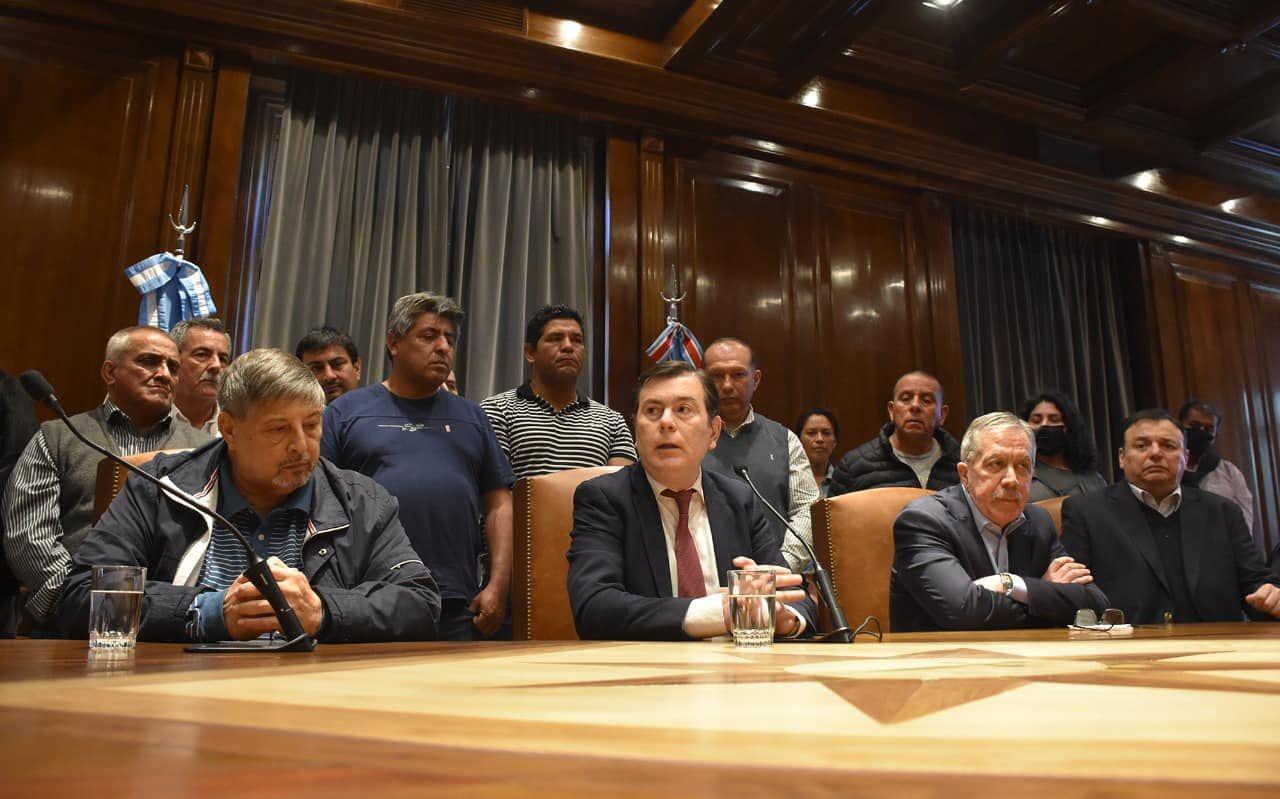 El gobernador Zamora junto a los miembros de la Mesa de Di�logo y Trabajo