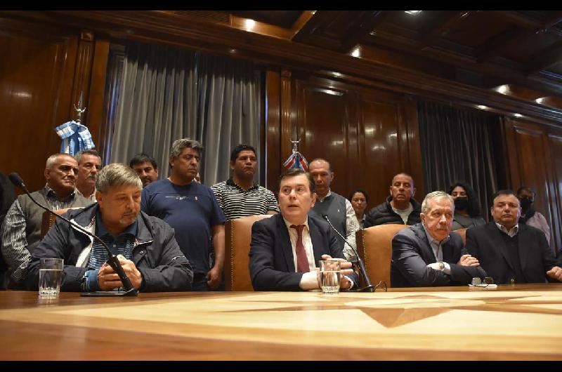 El gobernador Zamora junto a los miembros de la Mesa de Di�logo y Trabajo