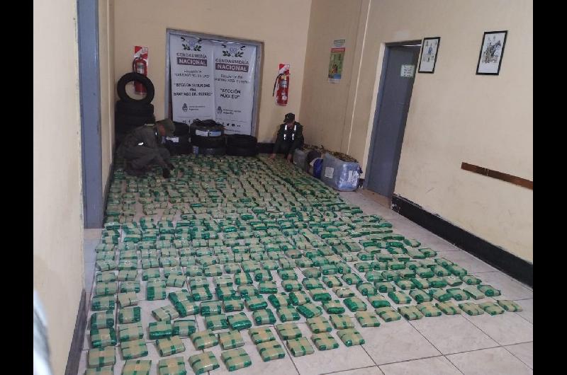 VIDEO  Gendarmeriacutea Nacional secuestroacute maacutes de 200 kilos de hojas de coca y 14 neumaacuteticos