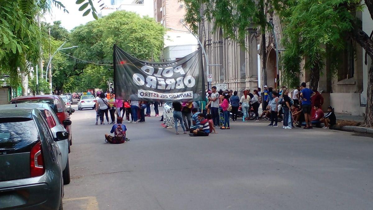 Caos en el traacutensito por una marcha del Polo Obrero sobre Avenida Roca