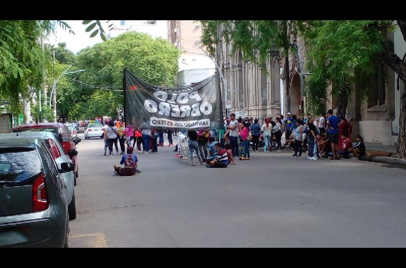 Caos en el traacutensito por una marcha del Polo Obrero sobre Avenida Roca