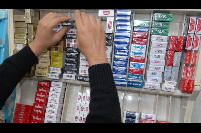 Desde hoy los cigarrillos costaraacuten un 14-en-porciento- maacutes- los precios marca por marca