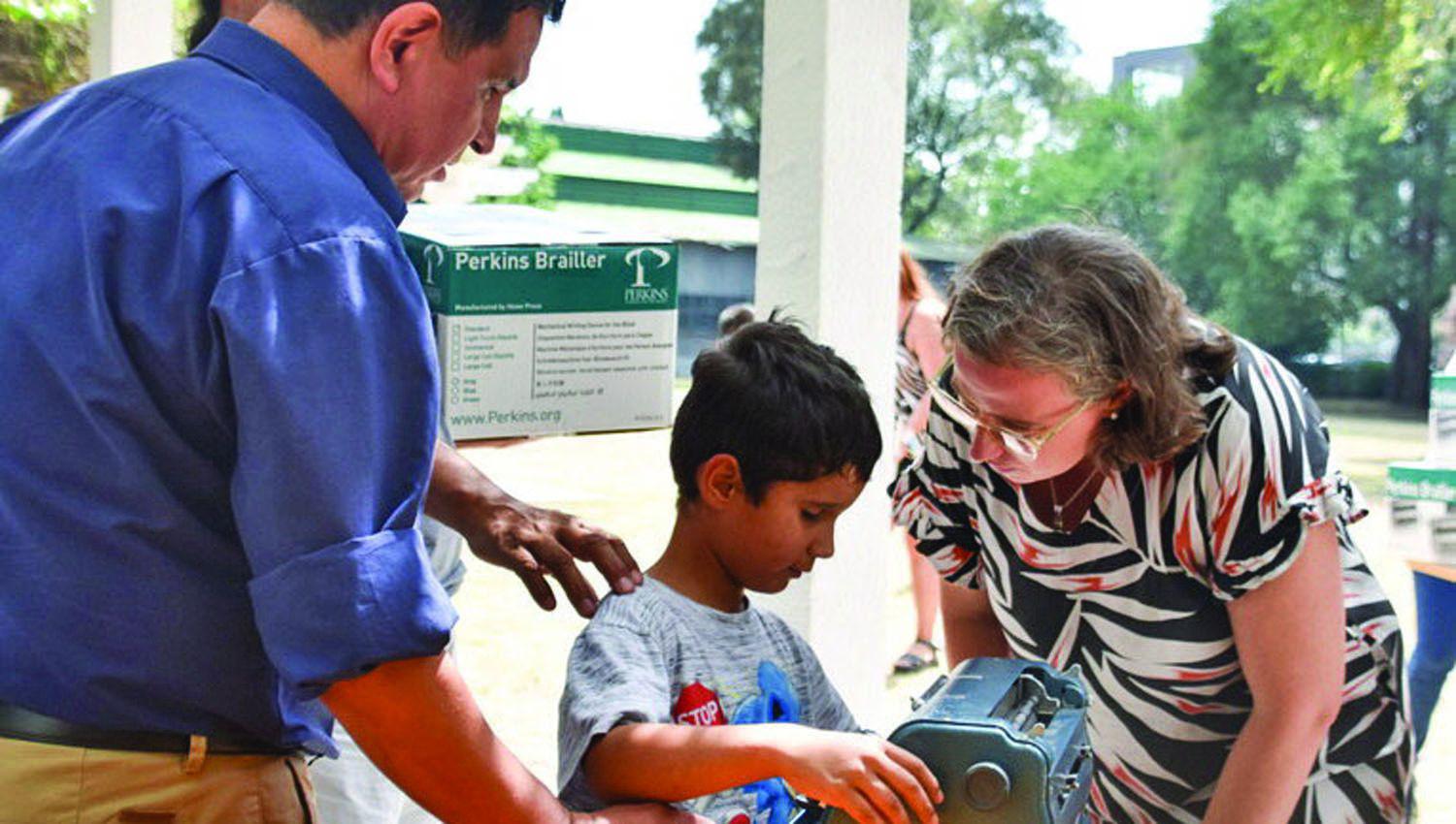 Entregaron 60 maacutequinas de escribir Braille para nintildeos de todo el paiacutes