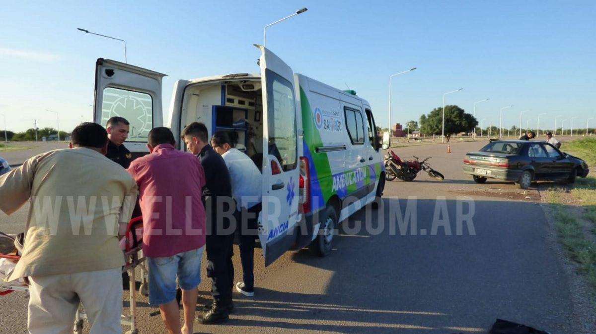 VIDEO  Impactante choque entre una moto y un auto dejoacute a un joven herido de gravedad