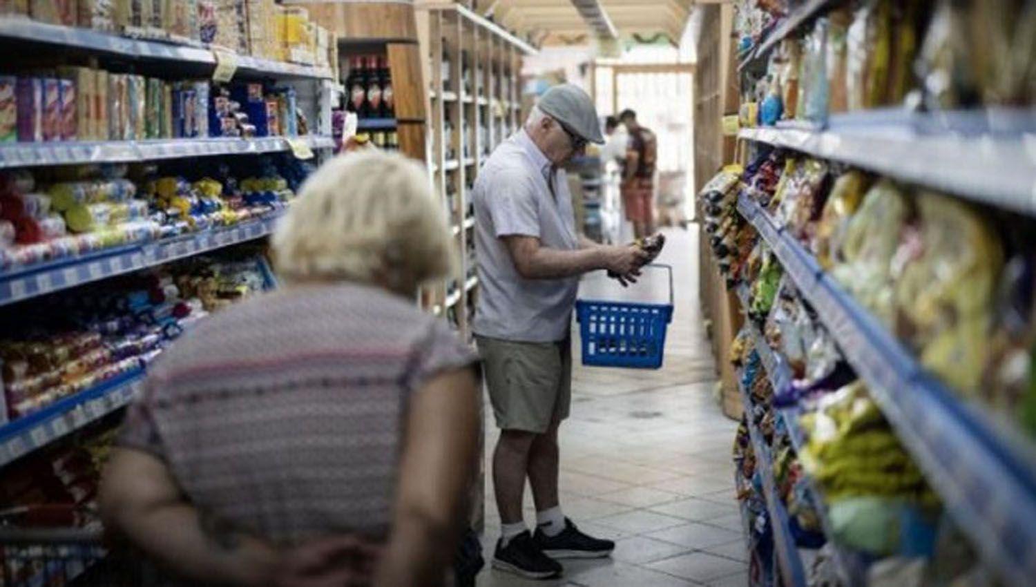 Estiman una inflacioacuten del 7-en-porciento- para este mes y de 100-en-porciento- en este antildeo