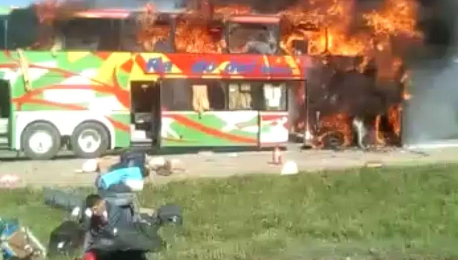 VIDEO- Trabajadores atrapados en un colectivos en llamas