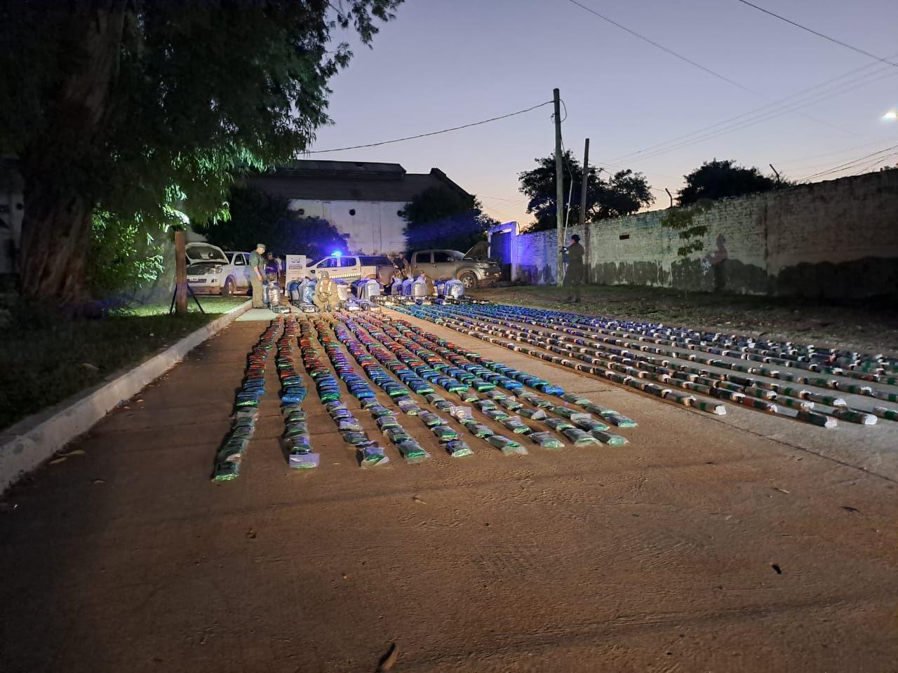 VIDEO  Gendarmes secuestraron maacutes de 1300 kilos de hojas de coca que eran trasladados a La Banda