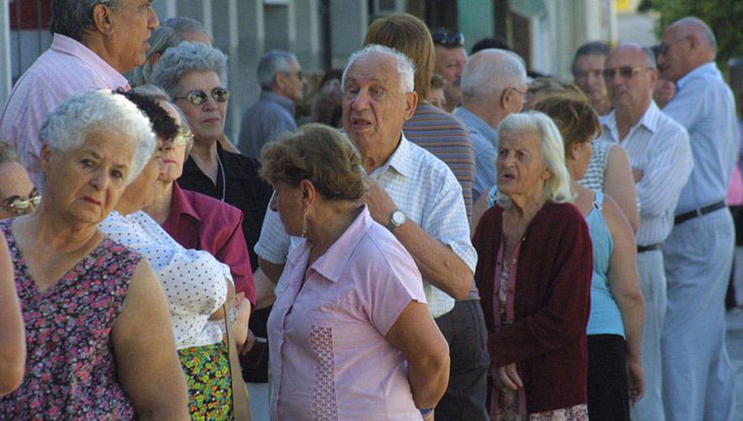 Jubilados con la miacutenima y 30 antildeos de aporte cobraraacuten un plus