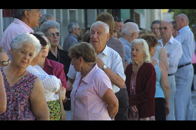 Jubilados con la miacutenima y 30 antildeos de aporte cobraraacuten un plus