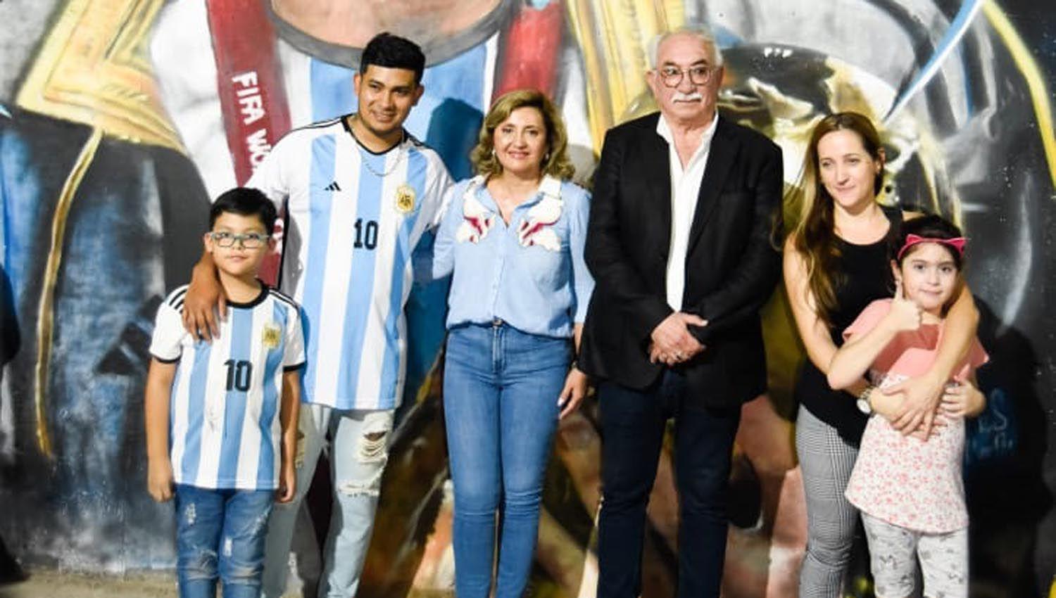 Habilitaron el mural en homenaje a los Campeones del Mundo la intendente Fuentes y el secretario Dapello