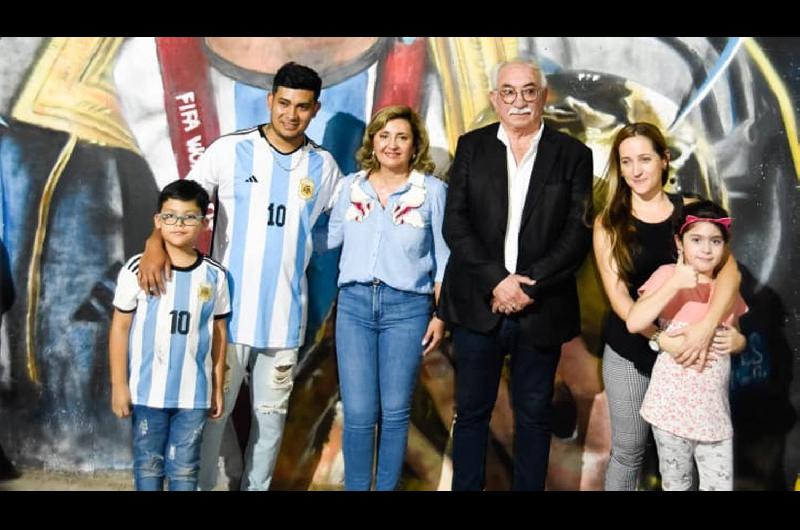 Habilitaron el mural en homenaje a los Campeones del Mundo la intendente Fuentes y el secretario Dapello