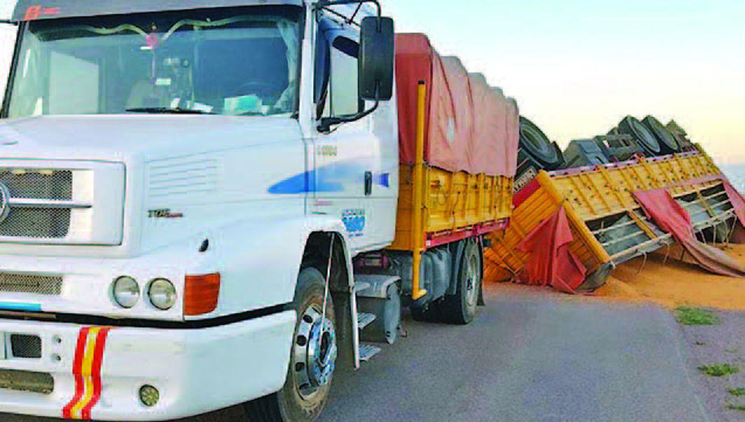 Para evitar arrollar un auto camionero volcoacute su acoplado