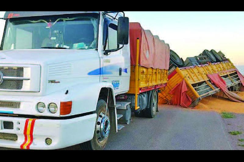 Para evitar arrollar un auto camionero volcoacute su acoplado