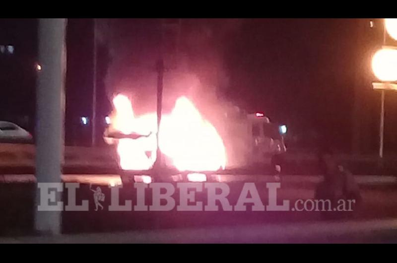 VIDEO- Un auto se prendioacute fuego en la autopista y causoacute paacutenico entre los conductores