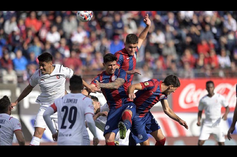 San Lorenzo que quiere seguir arriba recibe a un alicaiacutedo Independiente