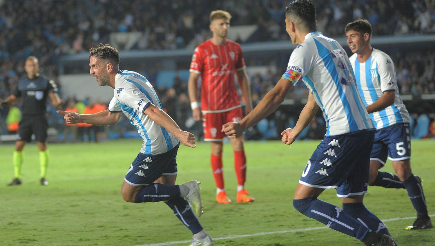 Racing y valioso triunfo ante Huracaacuten para seguir prendido