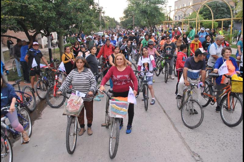 FOTOS  Una multitud participoacute de la 39deg edicioacuten del Viacutea Crucis en bicicleta y moto