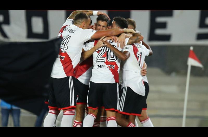 River goleoacute a Huracaacuten y mira a todos desde la punta de la tabla