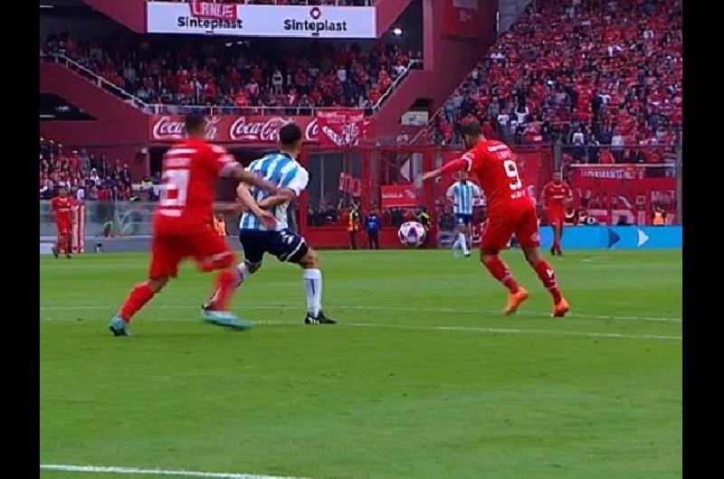 Independiente empatoacute con Racing en el debut de Zielinski y en un claacutesico de Avellaneda con poleacutemica