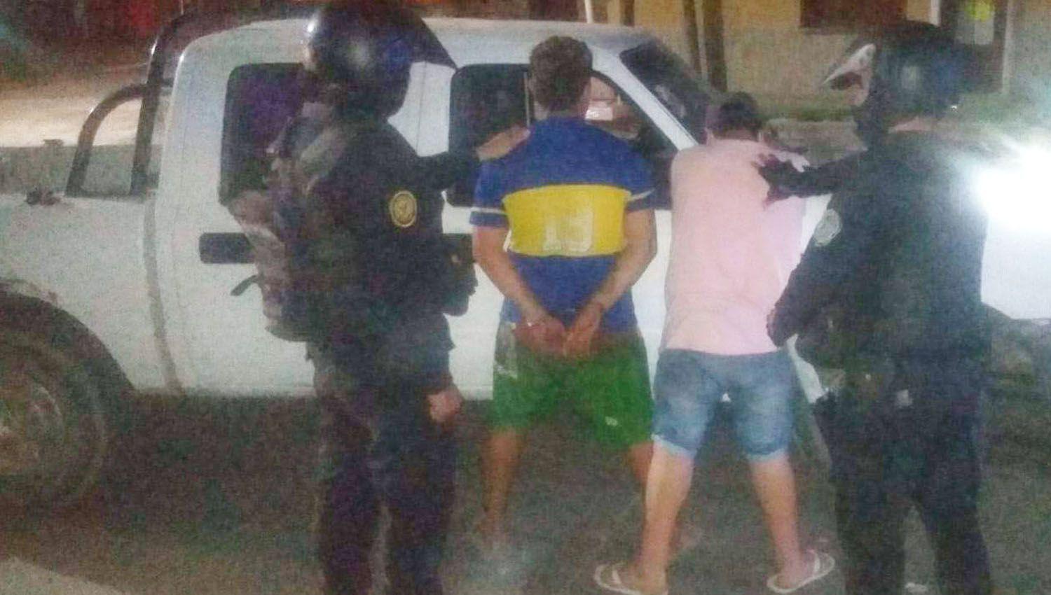 Dos dealers uno buscado por violencia de geacutenero fueron atrapados con marihuana