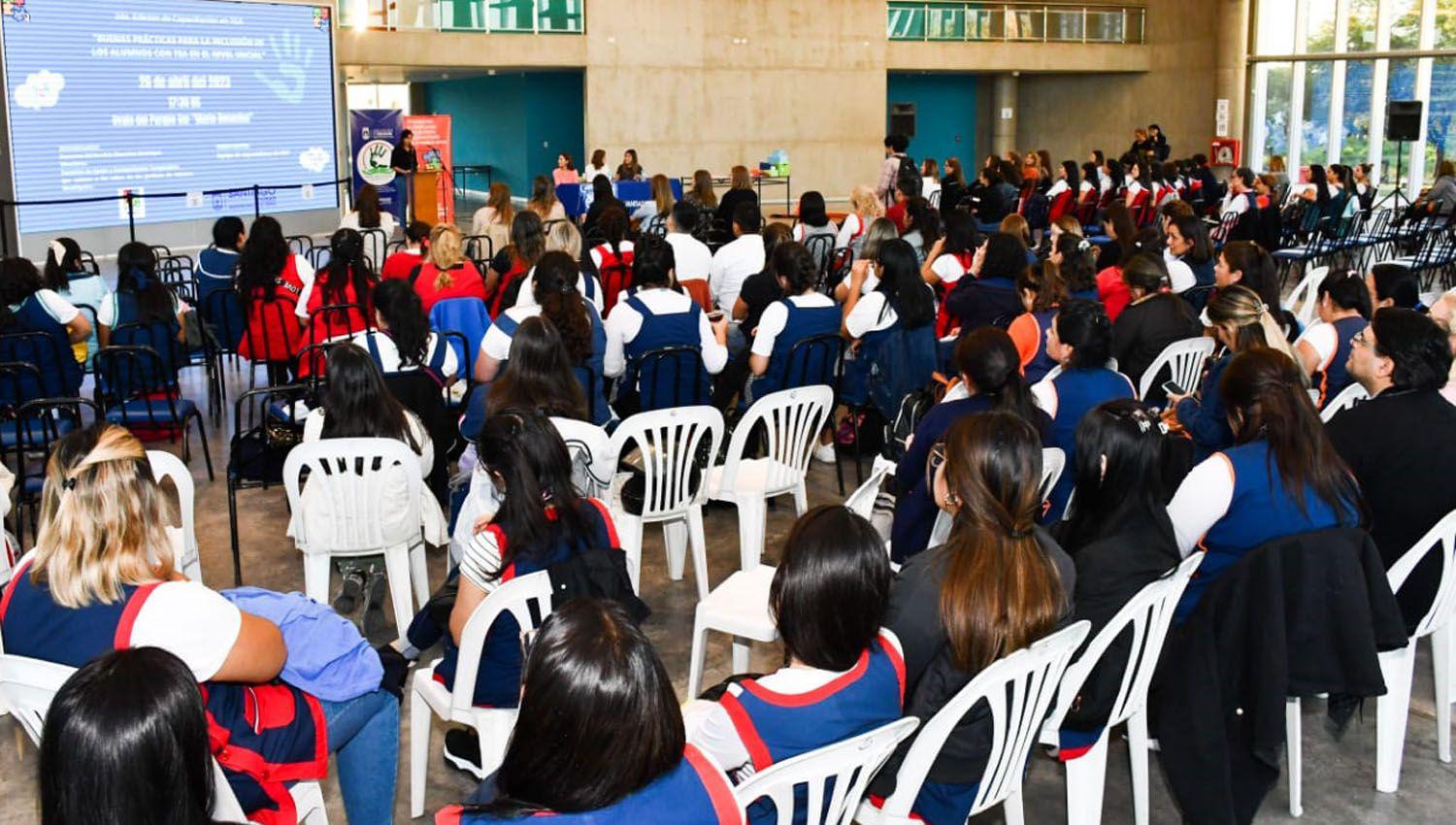 La Municipalidad capacitoacute a docentes de jardines de infantes que dependen de la Capital sobre la inclusioacuten de alumnos con TEA