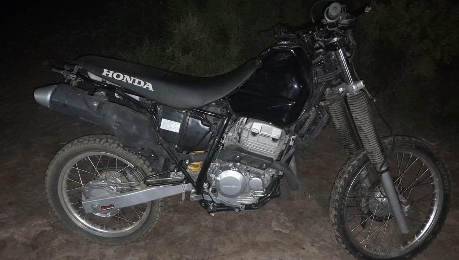 Secuestran una moto abandonada en una zona montuosa