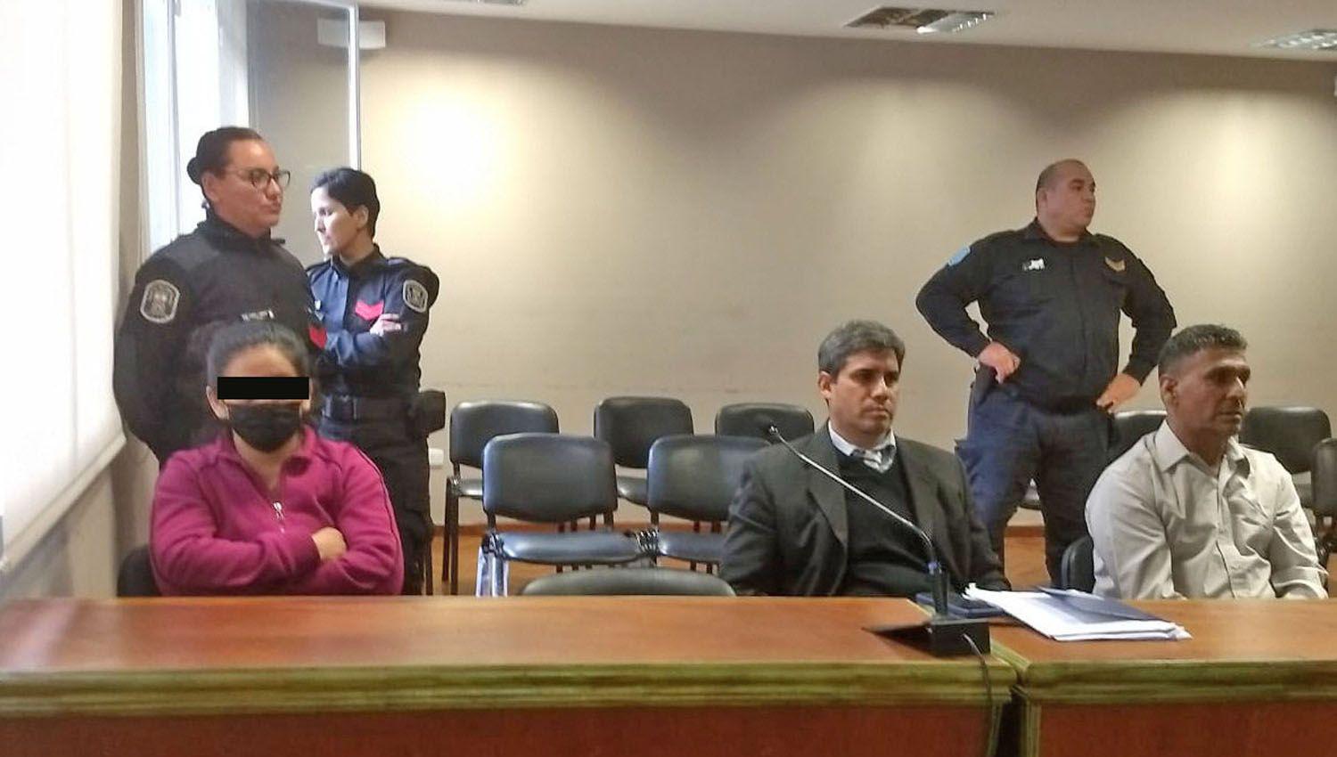 Con la venia de la madre violaba a dos hermanas de 13 y 15 antildeos embarazoacute a la menor