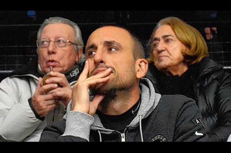 Luto en el baacutesquet- Fallecioacute el papaacute de Manu Ginoacutebili